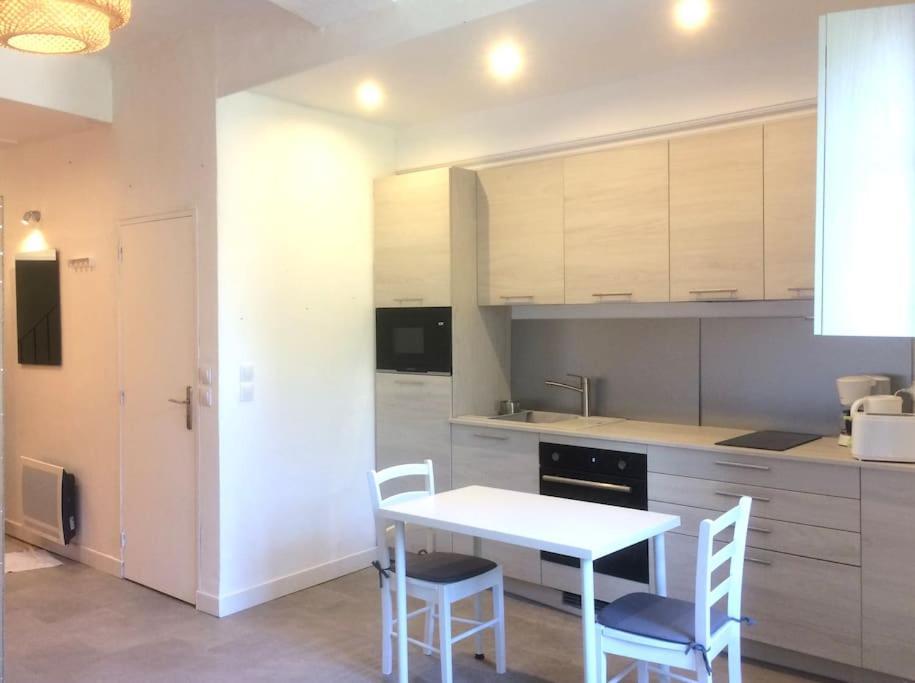 Studio Refait Recemment Rue Des Artistes A *