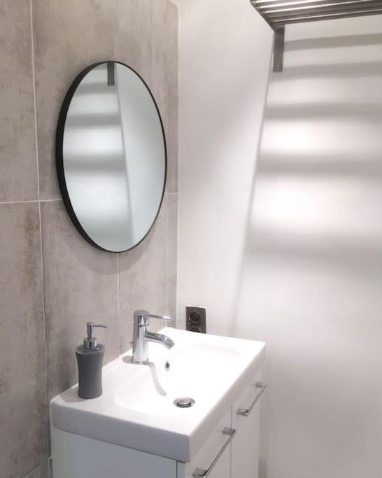 Studio Refait Recemment Rue Des Artistes A Appartement Fréjus