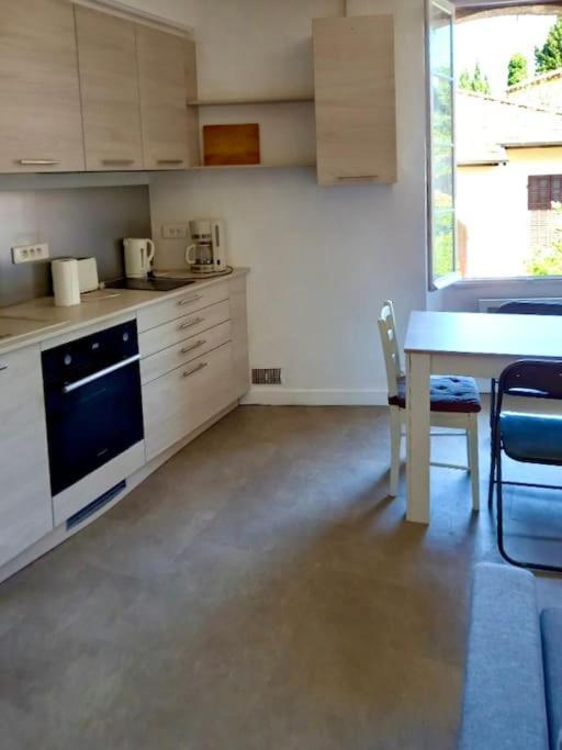 Studio Refait Recemment Rue Des Artistes A