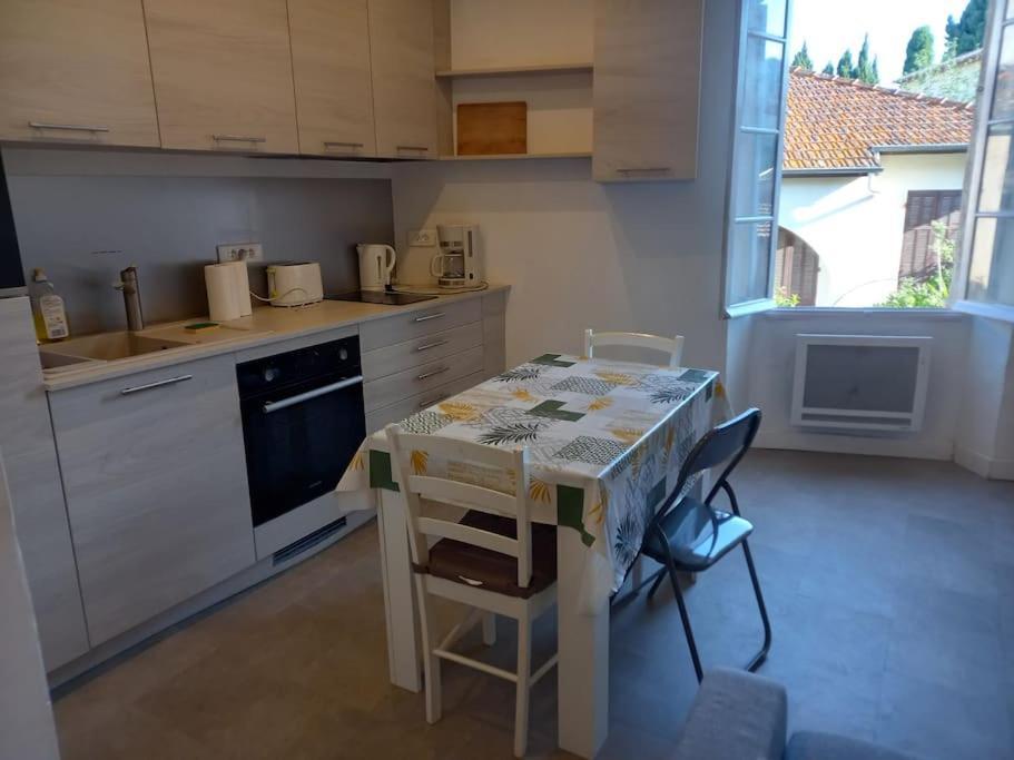 Studio Refait Recemment Rue Des Artistes A Appartement