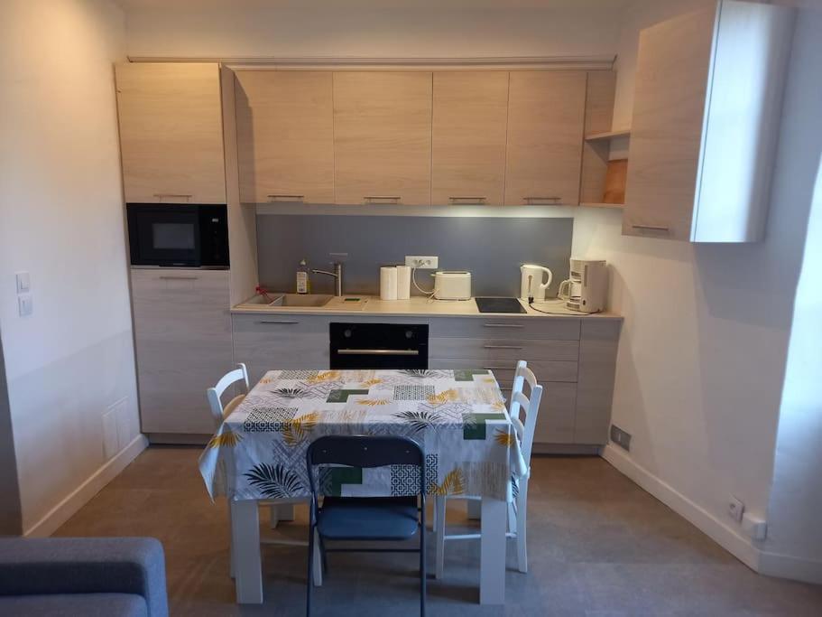 Appartement Studio Refait Recemment Rue Des Artistes A Fréjus