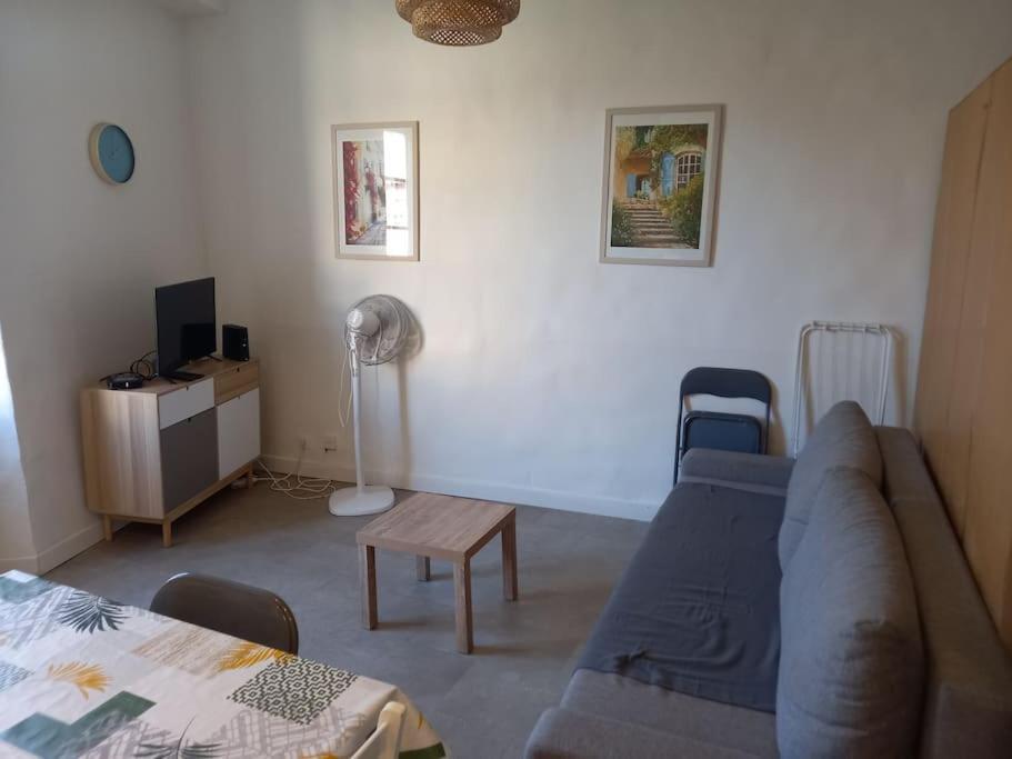 Studio Refait Recemment Rue Des Artistes A Appartement